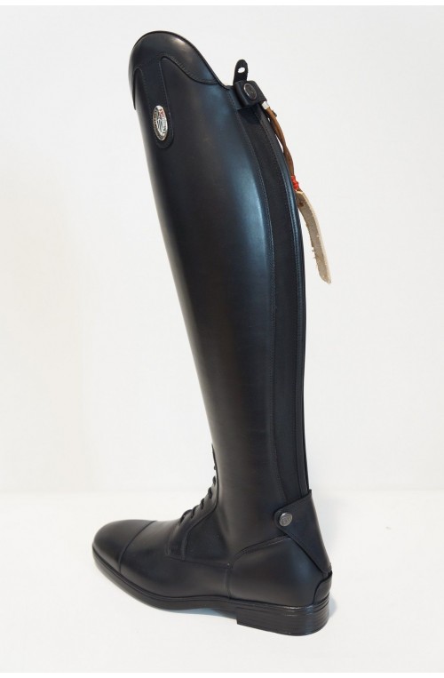 Ces Bretons confectionnent des bottes d'équitation sur-mesure pour les cavaliers des JO